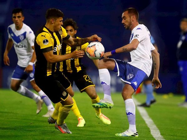 Peñarol maniata a Vélez y le saca un empate sin goles