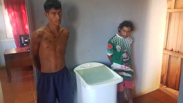 Atrapan a sujetos que ofrecían un lavarropas que robaron de una casa