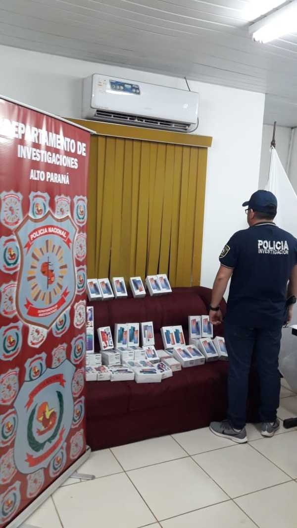 Allanan locales comerciales e incautan celulares robados durante violeto asalto en Pdte. Franco