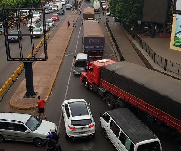 Paseros cierran Puente de la Amistad