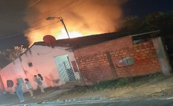 Fuego consume habitación de un inquilinato en Barrio Obrero