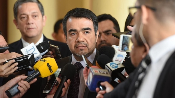Oscar Llamosas es el nuevo Ministro de Hacienda.
