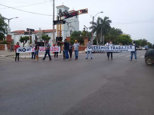 #Ahora PROPIETARIOS DE TRAGAMONEDAS CIERRAN AVENIDA