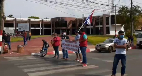 Propietarios de tragamonedas se manifiestan y cierran ruta - Noticiero Paraguay