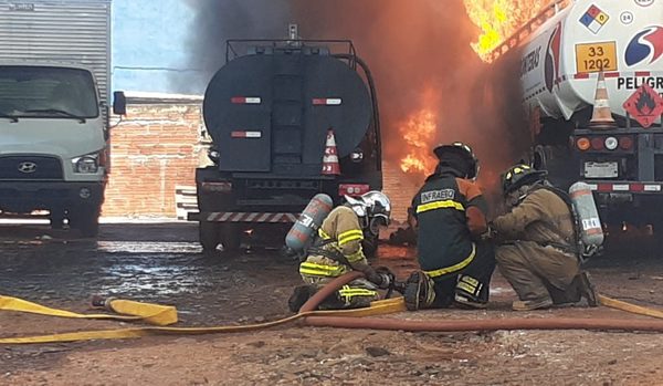 Dos camiones cisternas arden en un estacionamiento y causan gran susto – Diario TNPRESS