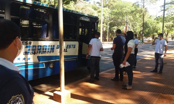 Entregan tapabocas a pasajeros de colectivos en Ciudad del Este – Diario TNPRESS