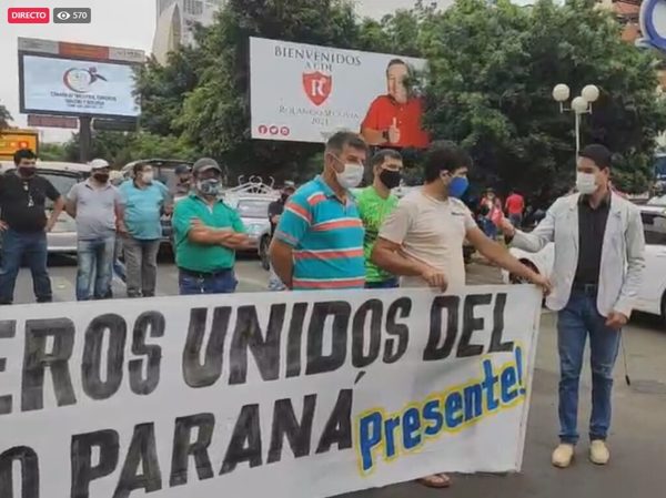 [EN VIVO] Paseros cierran la entrada a Paraguay por el Puente de la Amistad | OnLivePy