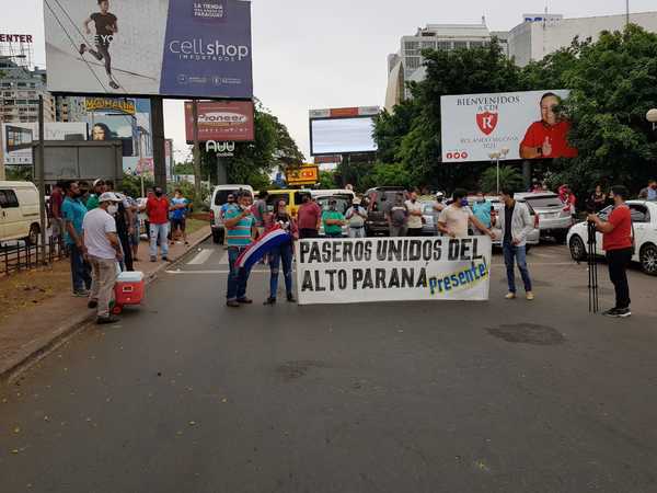 Paseros y mipymes bloquean paso por el Puente de la Amistad