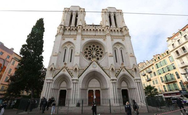 «ALÁ ES GRANDE» GRITABA EL QUE MATÓ A TRES PERSONAS EN CATEDRAL DE NIZA