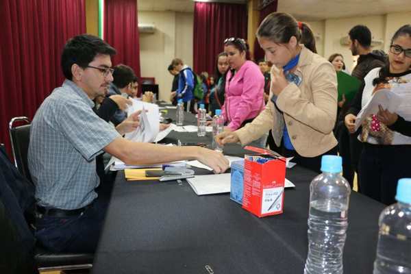 Jóvenes solicitan segundo pago de la beca Eby-Gobernación