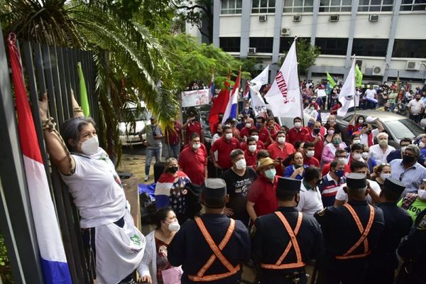 Sindicatos de IPS exigen pago de gratificaciones por exposición al COVID - Nacionales - ABC Color