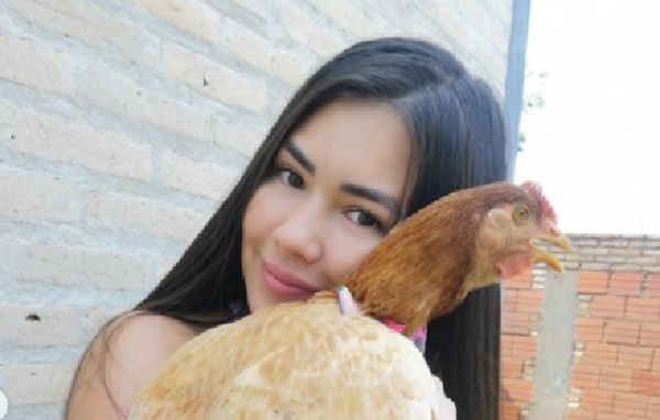 Laurys Diva llevó a su gallina  Hortensia a ‘piletear’