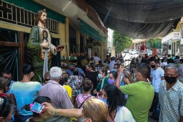 HOY / Feligreses mexicanos desafían al covid el día de San Judas: "Venimos sin miedo"