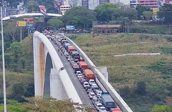 Y ahora los PASEROS cierran la FRONTERA