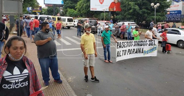 La Nación / Paseros cierran ruta contra controles de Aduanas en Ciudad del Este