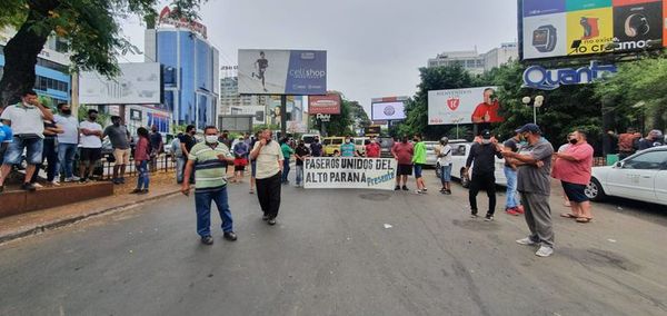 Paseros cierran paso internacional - ABC en el Este - ABC Color