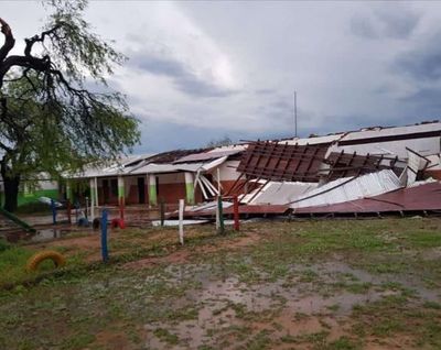 Temporal en Tte. Esteban Martínez destruyó escuela y afectó a viviendas de zona urbana - A La Gran 7-30 - ABC Color