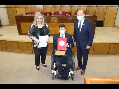 SENADORES HOMENAJEA A DESTACADO MÉDICO ENCARNACENO