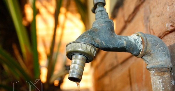 La Nación / Pobladores de Tablada Nueva cierran avenida Costanera Norte exigiendo provisión de agua