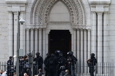 Terrorista mata a tres personas en Basílica de Notre Dame