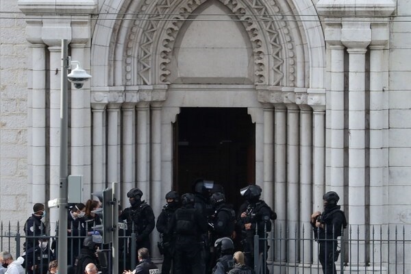 Terrorista mata a tres personas en Basílica de Notre Dame