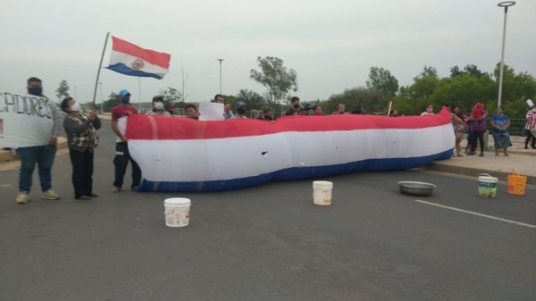 HOY / Ante la falta de agua, pobladores se manifestaron en la Costanera de Asunción