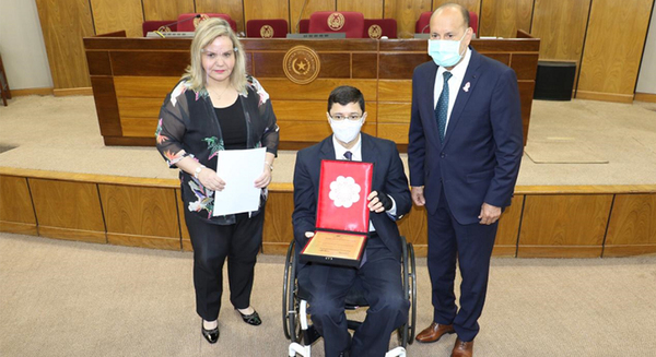 CÁMARA DE SENADORES HOMENAJEA A DESTACADO MÉDICO ENCARNACENO