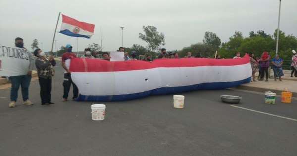 La Nación / Ante la falta de agua, pobladores se manifestaron en la Costanera de Asunción