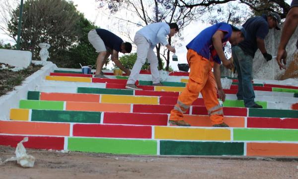 Realizan trabajos de hermoseamiento en la plaza “Las Residentas” – Prensa 5