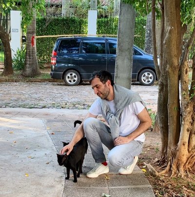 Crónica / Llegó embajador nuevo de Reino Unido y le preguntaron "¿es casado?"