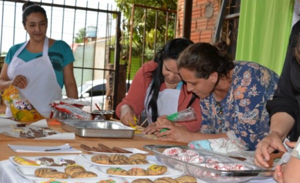La UNE organiza una feria artesanal con mujeres emprendedoras