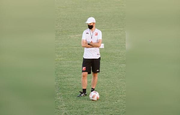Aitor García, nuevo DT de River Plate, ya entrena con el equipo