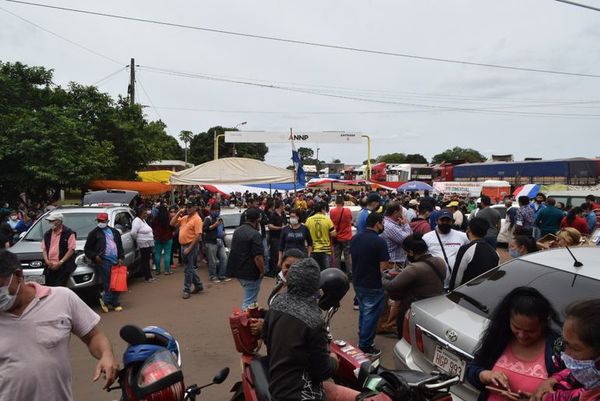 Paseros mantienen bloqueo a Aduanas en Encarnación - Nacionales - ABC Color