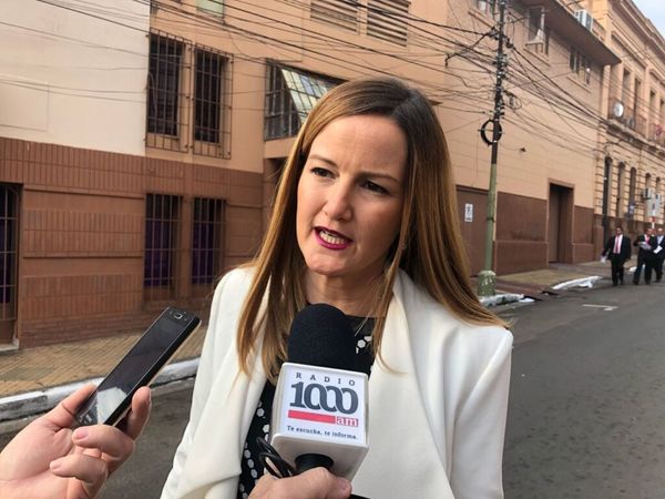 Exministra dice que si estuviera en lugar de Dany Durand, "daría un paso al costado"