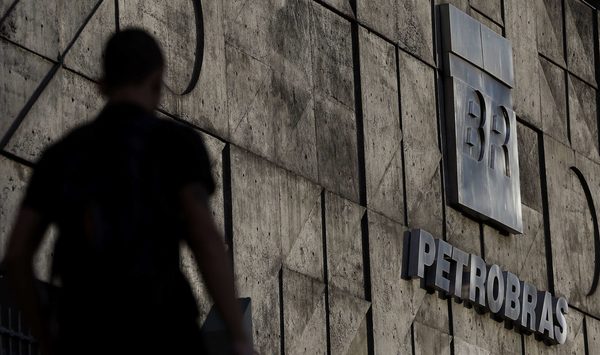 Petrobras planea acelerar su venta de activos tras paralización por pandemia - MarketData