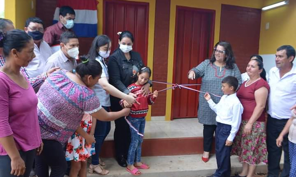 Intendenta de Repatriación inaugura aulas equipadas - Noticiero Paraguay