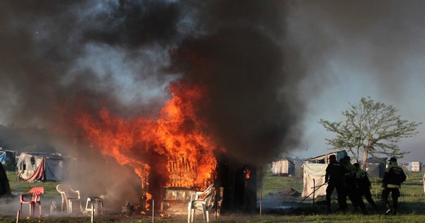 La Nación / Violento desalojo en principal toma de tierras en Argentina