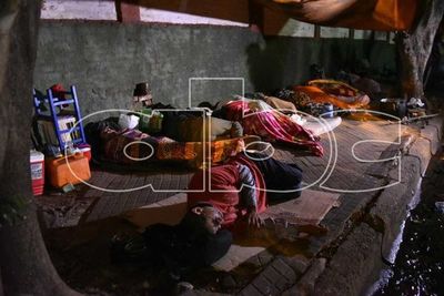 Exfuncionarios ferroviarios se manifiestan frente a la EBY desde el lunes - Nacionales - ABC Color