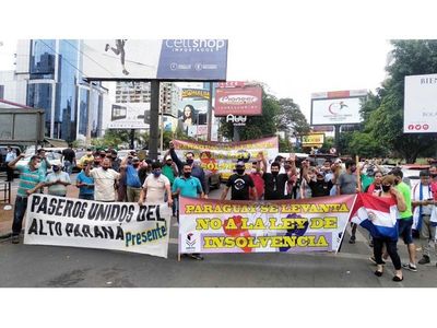 Paseros y mipymes cerraron ayer Puente  en CDE provocando larga fila