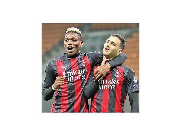 Milan y Leicester siguen invictos en Europa League