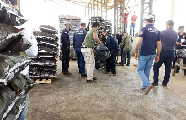 Policía abre más contenedores con carbón en busca de carga de cocaína - Nacionales - ABC Color