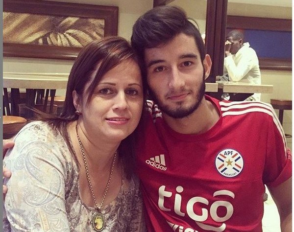 Crónica / Gracias al fútbol rescató a su mami de África