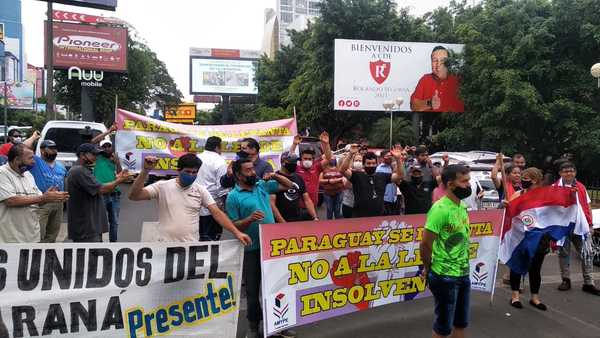 Paseros levantan cierre del puente tras lograr un acuerdo con la Aduana