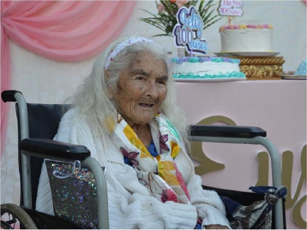 Vecinos le celebran a humilde mujer sus 100 años de vida en Itapúa