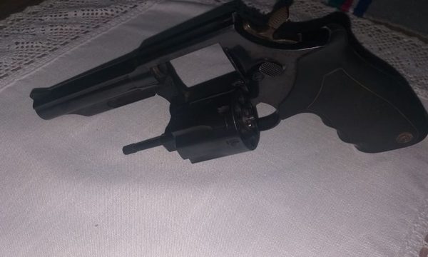 Requisan revólver de la mochila de un niño de 10 años durante conflicto en asentamiento
