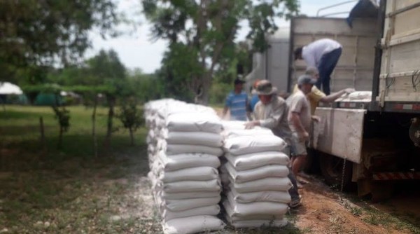 Productores de Nueva Londres reciben 9.000 Kilos cal agrícola - Noticiero Paraguay
