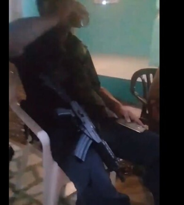 Criminales “farrean” con su custodio en base policial de Encarnación - Nacionales - ABC Color