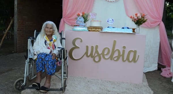 Vecinos le festejaron a una humilde abuelita sus 100 años de vida - Noticiero Paraguay