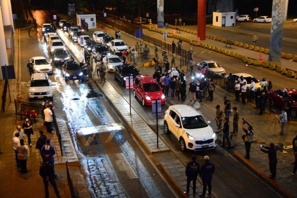 Peatones ya pueden cruzar el Puente de la Amistad · Radio Monumental 1080 AM