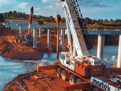 Montaron las vigas de la superestructura del puente sobre el río Monday